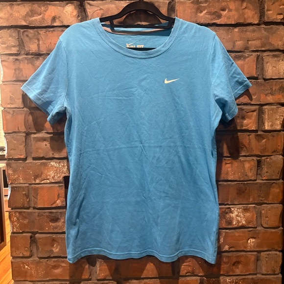 Women’s Nike Shirt - Picture 1 of 4